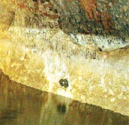 Надписи на стенах глубоко в пещерах Ломбрив
